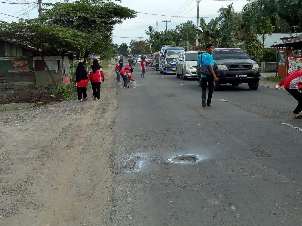 Jalan Lintas Sumatera di Langkat Berlobang, Pemuda Berharap Pemerintah Perbaiki