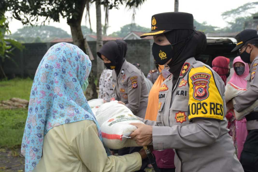 Kapolres Banjar, Salurkan Sembako kepada Masyarakat Terdampak Covid-19