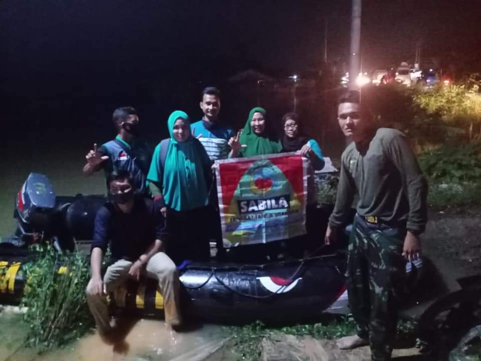 Komunitas Sabila Bersama Marinir Terobos Banjir di Babalan Antar Makanan