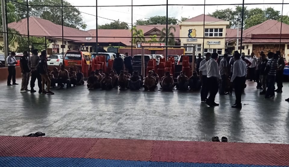 Polres Langkat, Amankan Puluhan Massa dan Senjata Tajam serta Senapan Angin