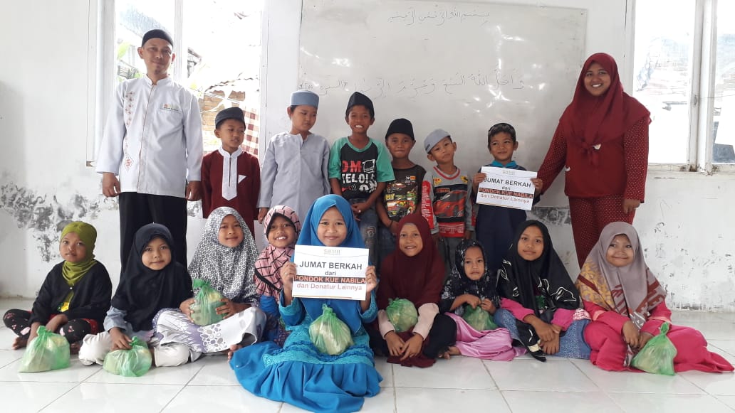 Program Jumat Berkah, BMH Sedekah Nasi Bungkus kepada Penerima Manfaat