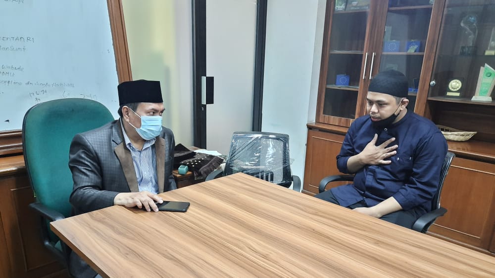 Ceritakan Ketertarikannya pada NU, Pemuda Ini Masuk Islam Dituntun Kiai Misbah