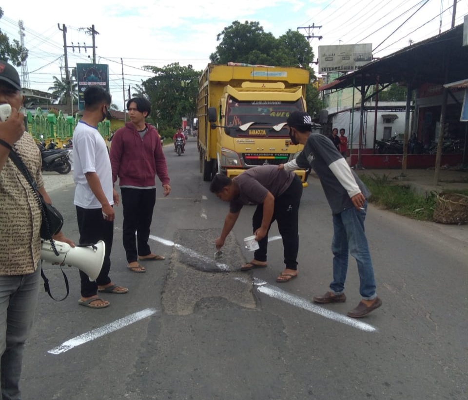 Aksi Solidaritas Masyarakat P Brandan Sumut, Kecewa Jalan Nasional Berlubang
