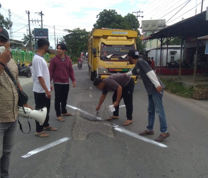 Jalan Nasional Lintas Sumatera Berlubang