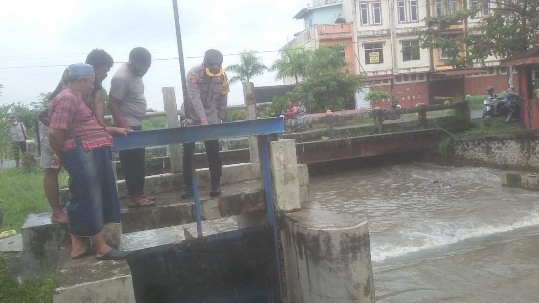 Banjir Seputaran Perbaungan, Kapolres Sergai Tinjau Bendungan Pintu DAM Sungai Baungan