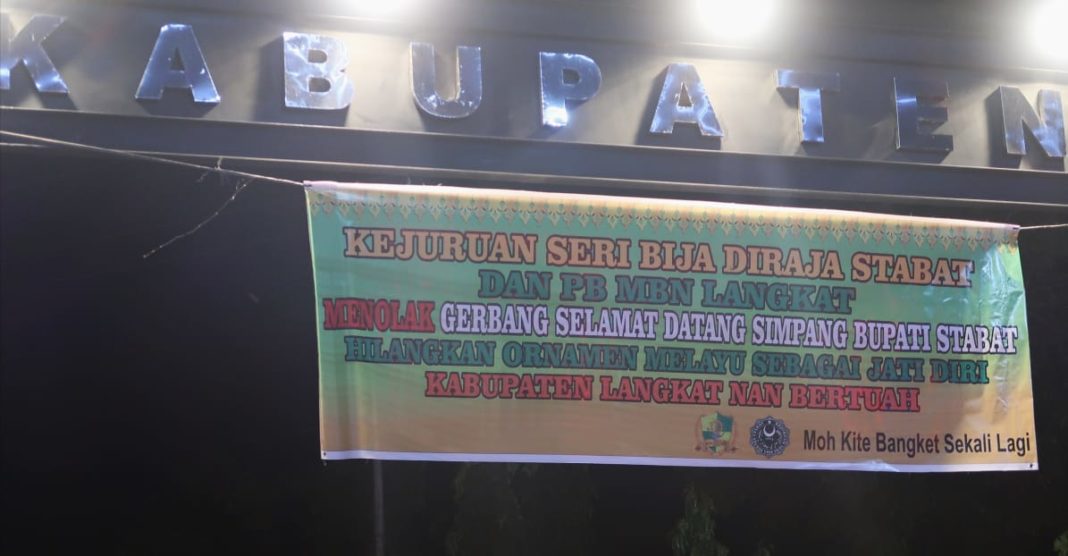 Kejuruan Stabat dan PB MBN Langkat Pasang Spanduk Protes Di Gerbang Simpang Bupati 
