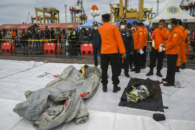 Penyelam Kopaska Temukan Life Vest-Pecahan Sriwijaya Air SJ182