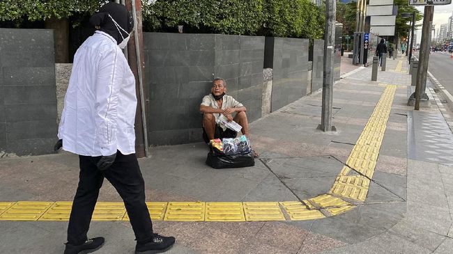 Mensos Risma Dilaporkan ke Polisi Gara-gara Temukan Gelandangan