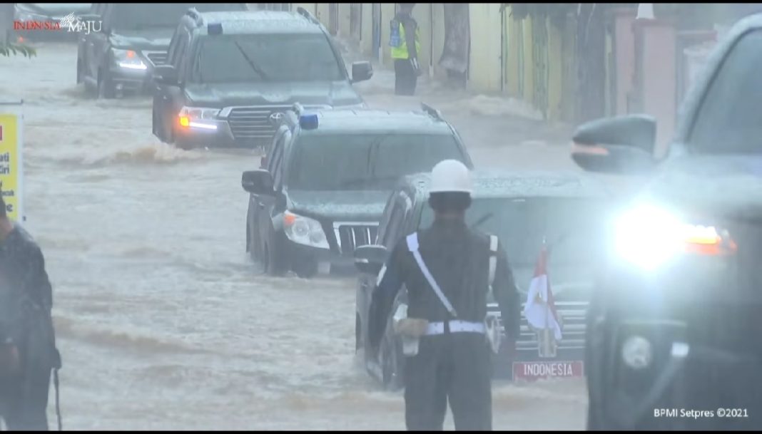 Mobil Presiden Jokowi Terobos Banjir