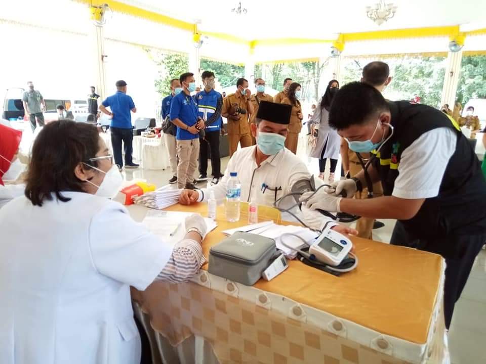Tenaga Kesehatan Langkat Ikut Suntik Vaksinasi 