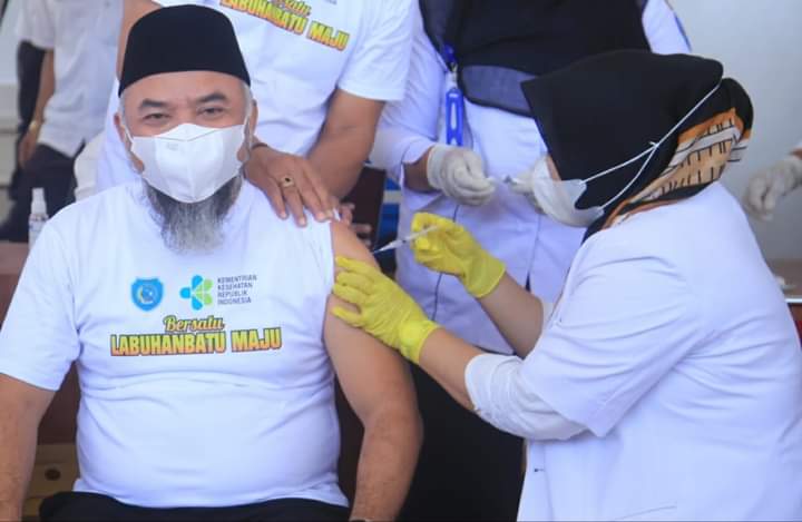 Bupati Labuhanbatu, Jadi Orang Pertama yang Divaksin di Labuhanbatu