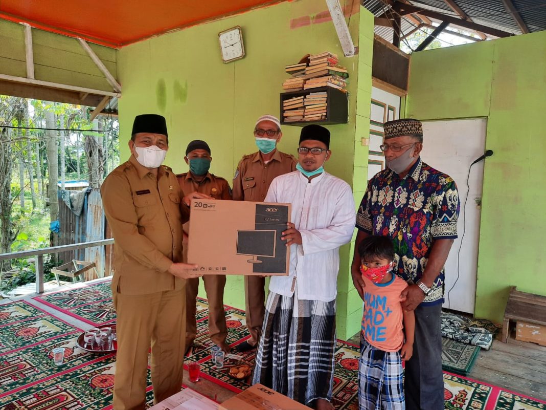 Baitul Mal Serahkan Satu Unit Komputer Dayah Sirajul Huda Seuriget