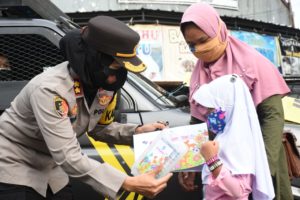 Kapolres Banjar, Imbau Protokol Kesehatan dan Bagikan Buku kepada Anak-anak