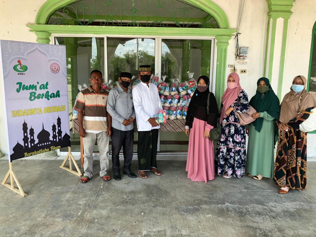 Keluarga Besar Istri PTPN I Berbagi Kasih di Jumat Berkah