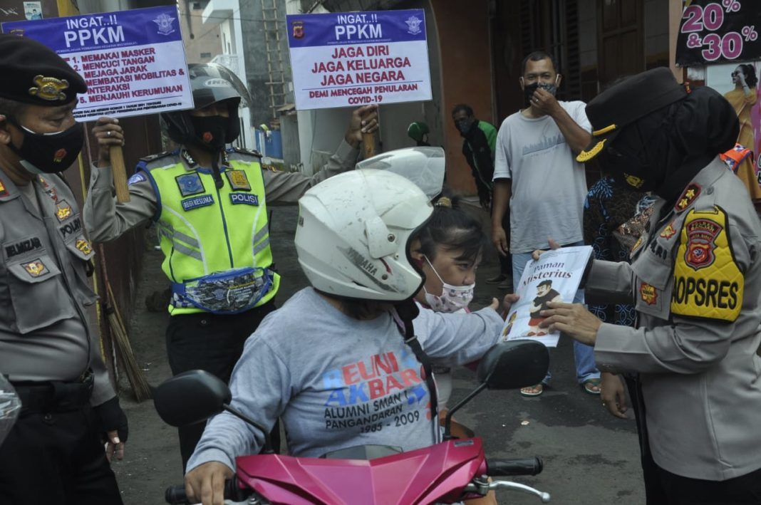 Kapolres Banjar, Membagikan Masker kepada Para Pengguna Jalan