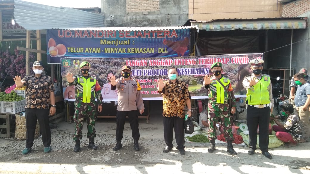Mencegah Penyebaran Covid-19, Forkopincam Padang Tualang Bagikan Masker dan Sanitizer