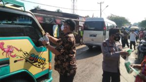 Mencegah Penyebaran Covid-19, Forkopincam Padang Tualang Bagikan Masker dan Sanitizer