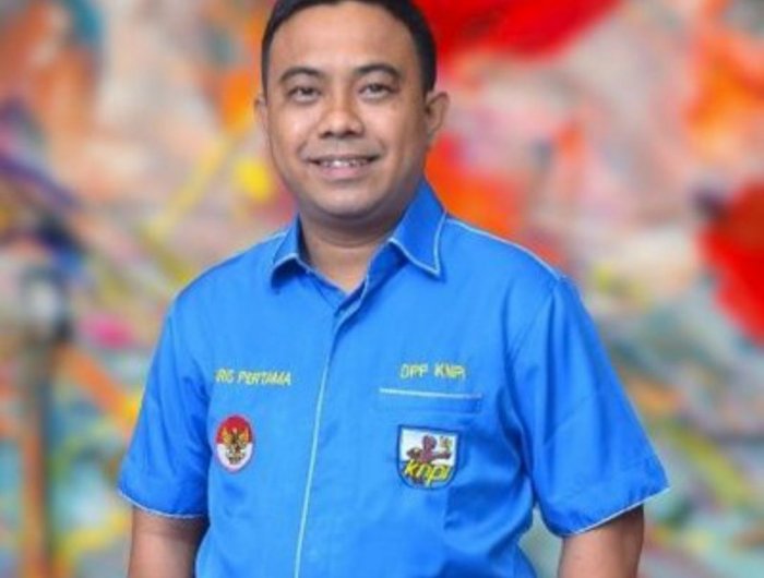 Haris Pertama Dipecat