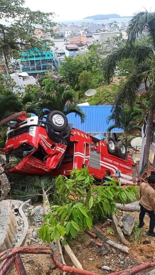 Mobil Damkar Terbalik