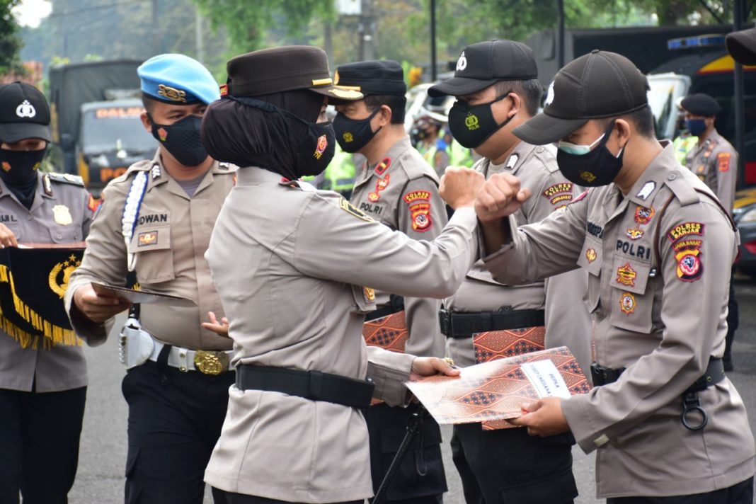 Kapolres Banjar, Beri Penghargaan kepada 10 Personel Berprestasi