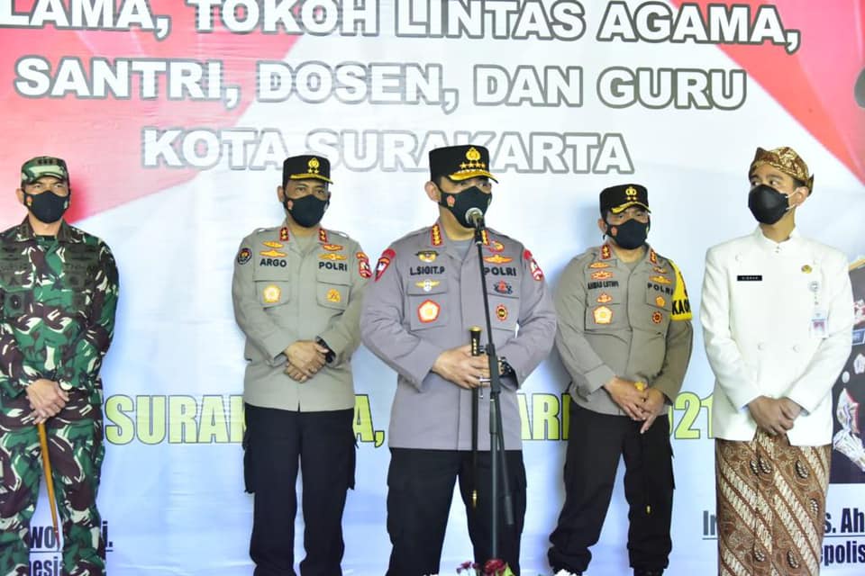 Kapolri Listyo Bersama Wali Kota Solo, Tinjau Vaksinasi Dosen dan Pemuka Lintas Agama