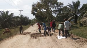 PT HKI Perbaikan Jalan Rusak di Wampu