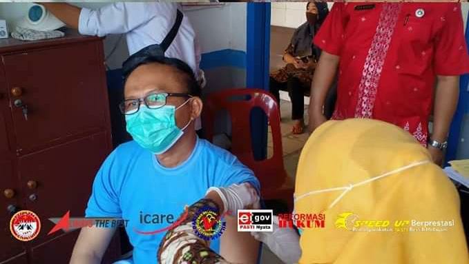 Pegawai Lapas Labuhan Ruku Mengikuti Vaksinasi Covid-19 Pertama