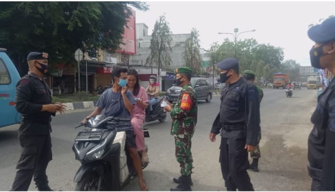 Batalyon A Brimob Polda Sumut Bersama Koramil 07/Stabat, Bagikan Masker ke Masyarakat
