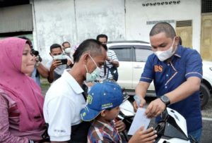 Indah Ramadhan, DPD Partai Nasdem Tapteng Berbagi 3000 Paket Berisi Ta'zil, Masker dan Uang
