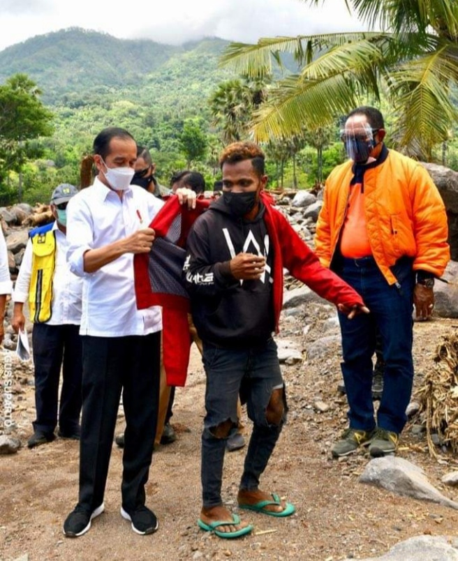 Presiden Jokowi berikan jaket