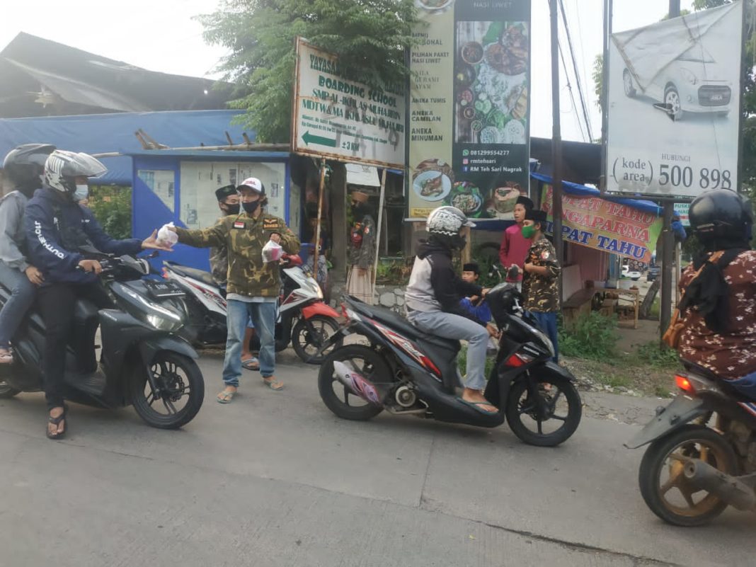 Satkoryon Banser Cianjur Kota Bagikan 100 Menu Takjil Buka Puasa