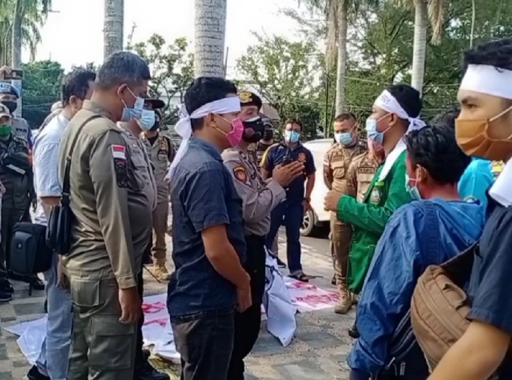 Demo Tolak Kenaikan Harga BBM Ricuh