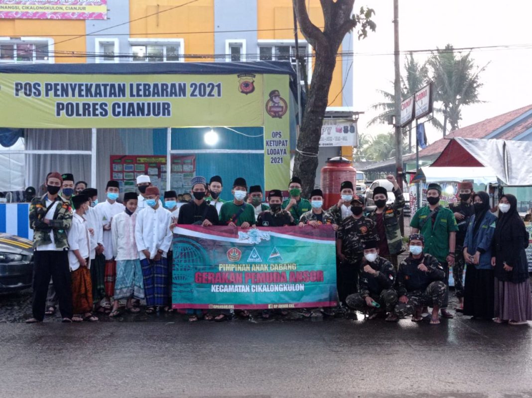 GP Ansor Cikalong Kulon Cianjur Bagikan Takjil untuk Polisi