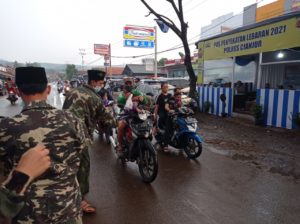 GP Ansor Cikalong Kulon membagikan takjil