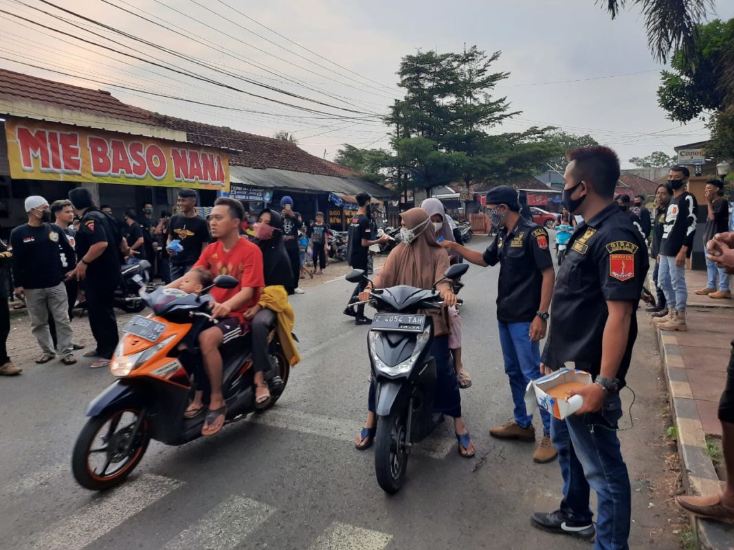 GIBAS Sektor Cisaga, Bagikan Takjil dan Masker kepada Masyarakat