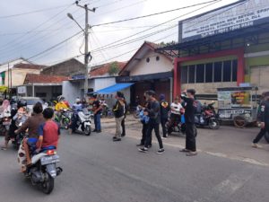 GIBAS Sektor Cisaga, Bagikan Takjil dan Masker kepada Masyarakat