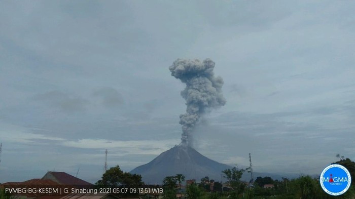 Gunung Sinabung Erupsi Setinggi 2.800 Meter