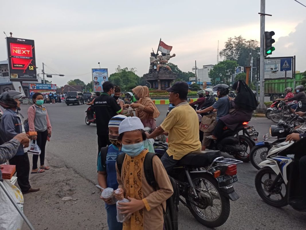 HMI Komisariat Al-Ishlahiyah Binjai, Membagikan Takjil Gratis