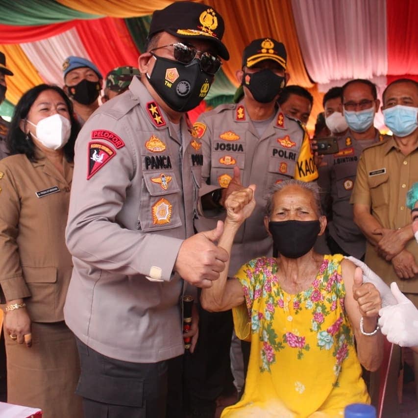 Kapolda Sumut, Tinjau Vaksinasi Covid-19 Bagi Lansia di Samosir