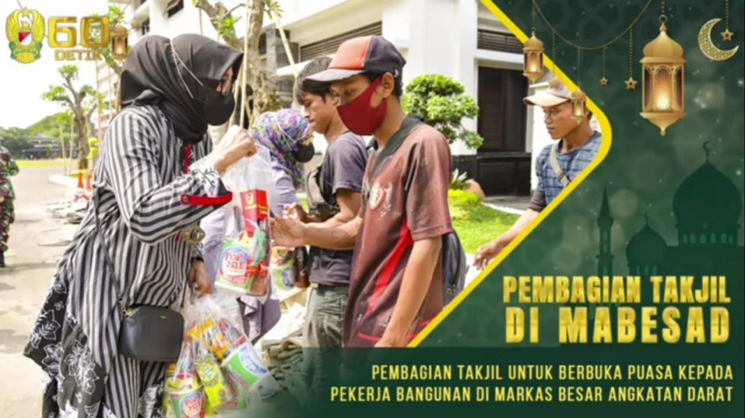 Ketua Umum Persit KCK, Bagikan Takjil kepada Pekerja Bangunan di Mabes AD