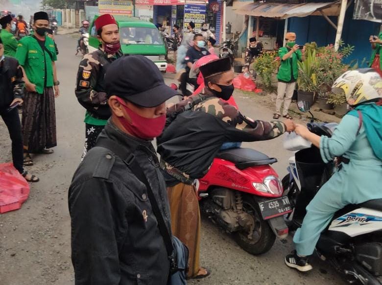 Ansor-Banser Sukaluyu Cianjur Bagikan Bingkisan