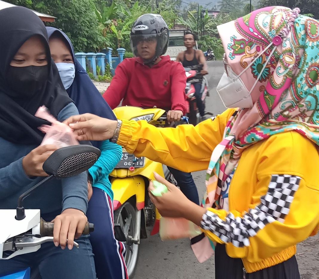 Komunitas Senam Ciparakan Bersatu, Bagi-bagi Takjil Gratis