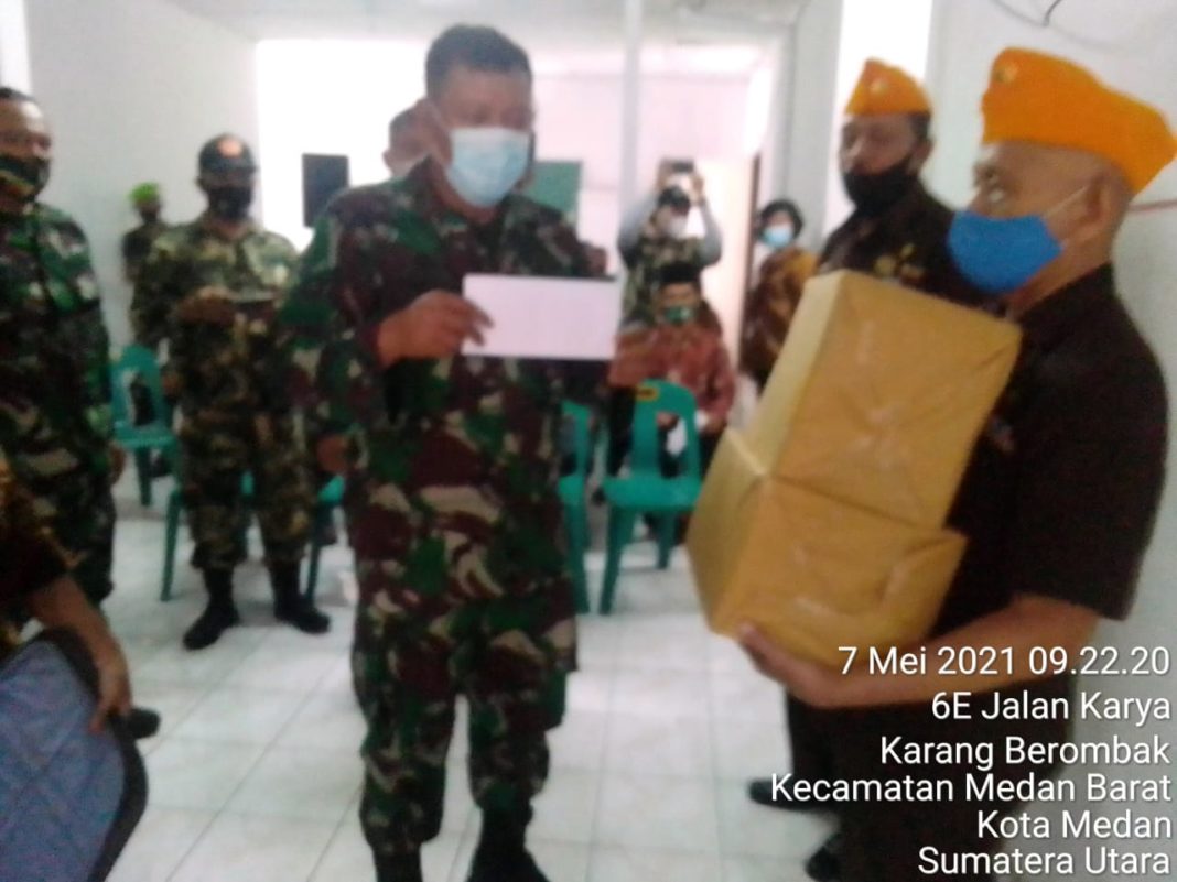 Babinminvetcad Dam I/BB Berbagi Tali Asih dan Sembako kepada Veteran