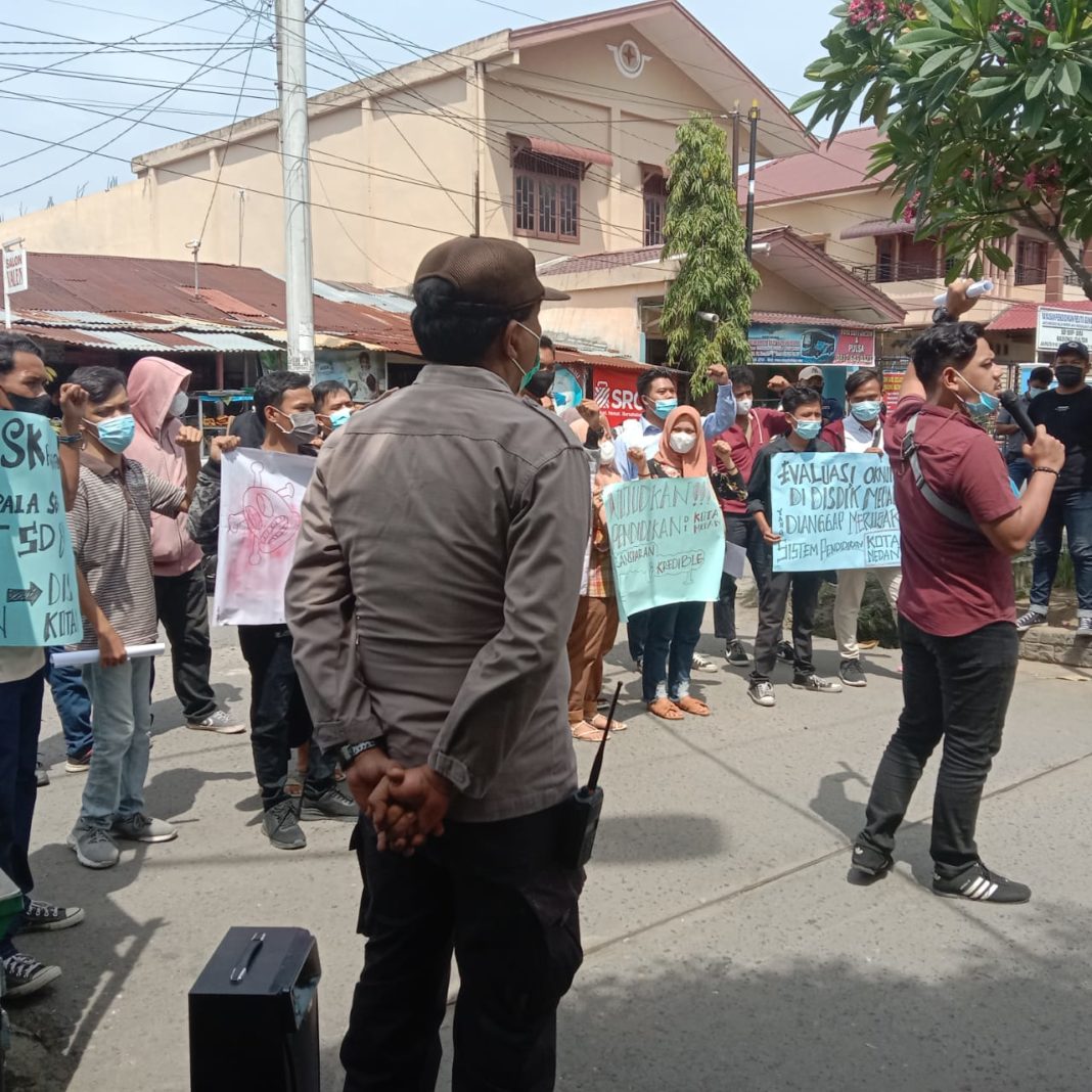 Aksi di Kantor Dinas Pendidikan Medan