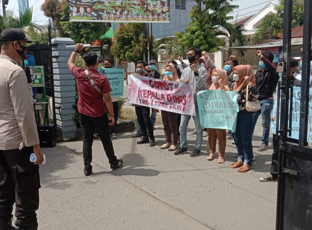 Aksi di Kantor Dinas Pendidikan Medan