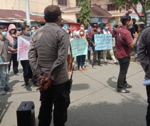 Aksi di Kantor Dinas Pendidikan Medan