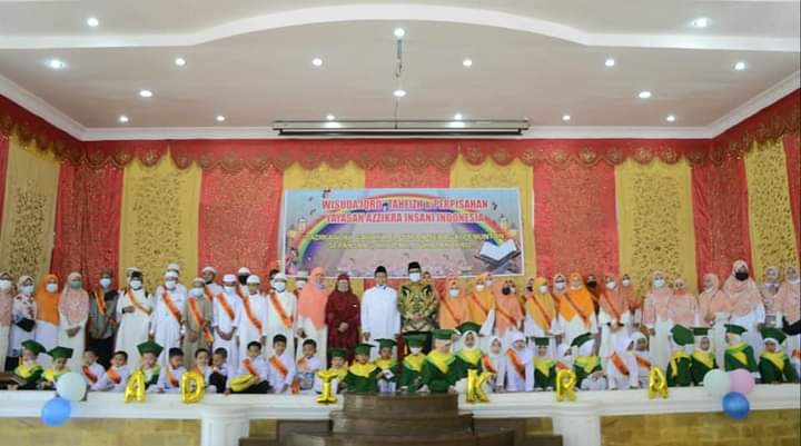 Hadiri Wisuda TK dan SMP Adzikra