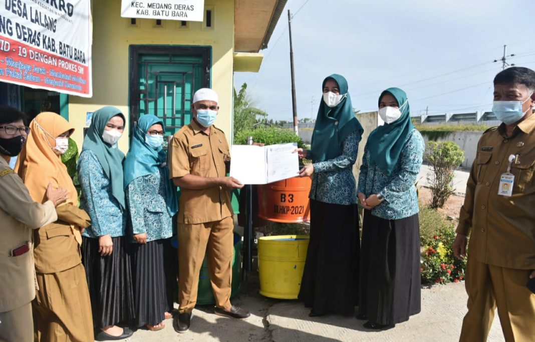 Salurkan Tong Sampah di Desa