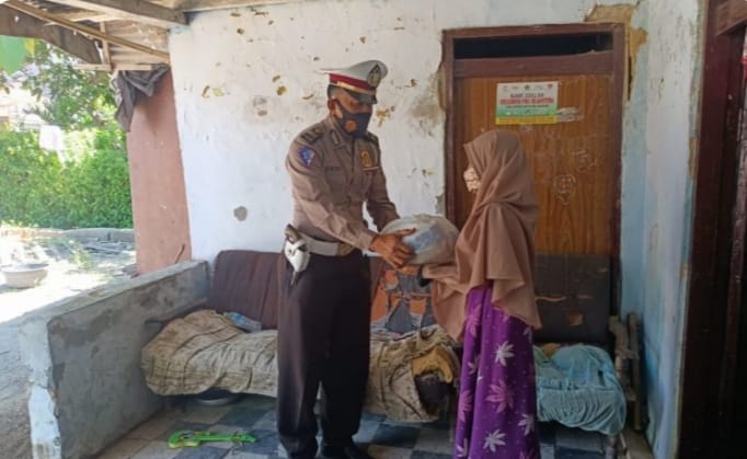 Kapolres Pamekasan Beri Bantuan Bagi Warga Kurang Mampu