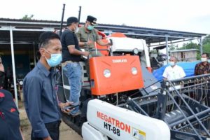 Seiring Visi Misi Meningkatkan Kesejahteraan Petani, Bupati Sijunjung Serahkan Bantuan Alsintan Kepada 19 Kelompok Tani